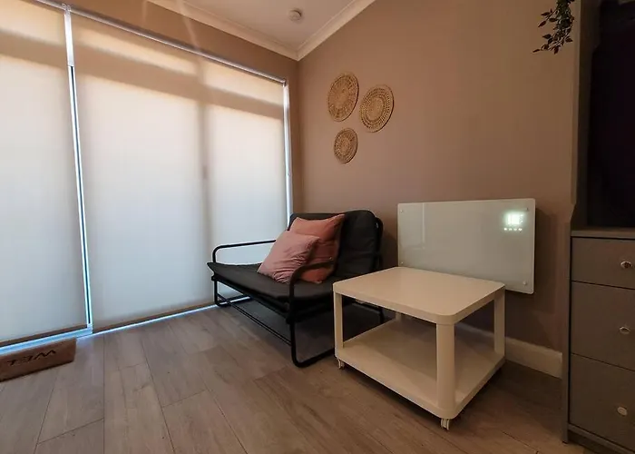 Cosy & Convenient Space Near M1, Em Airport & City