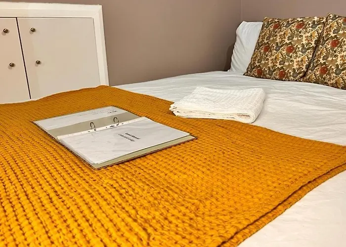 Cosy & Convenient Space Near M1, Em Airport & City