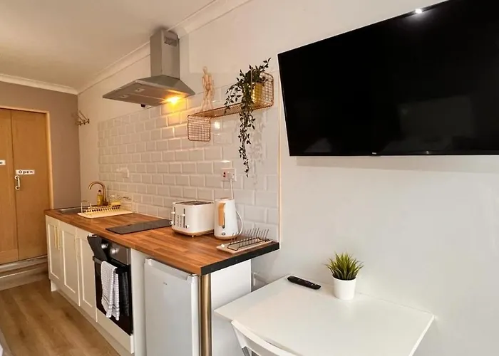 Cosy & Convenient Space Near M1, Em Airport & City