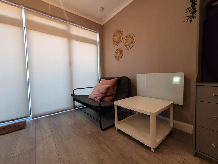 Appartamento Cosy & Convenient Space Near M1, Em Airport & *